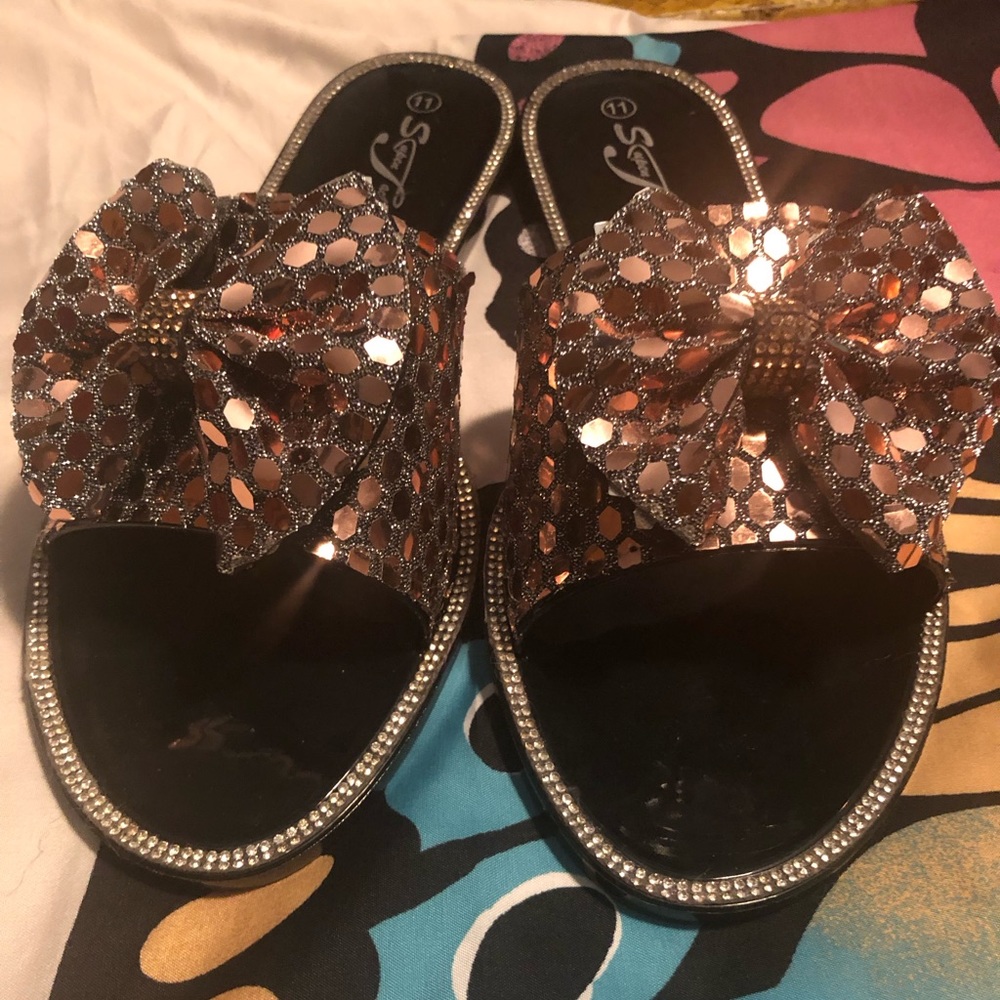 Jelly slides with gold sequins